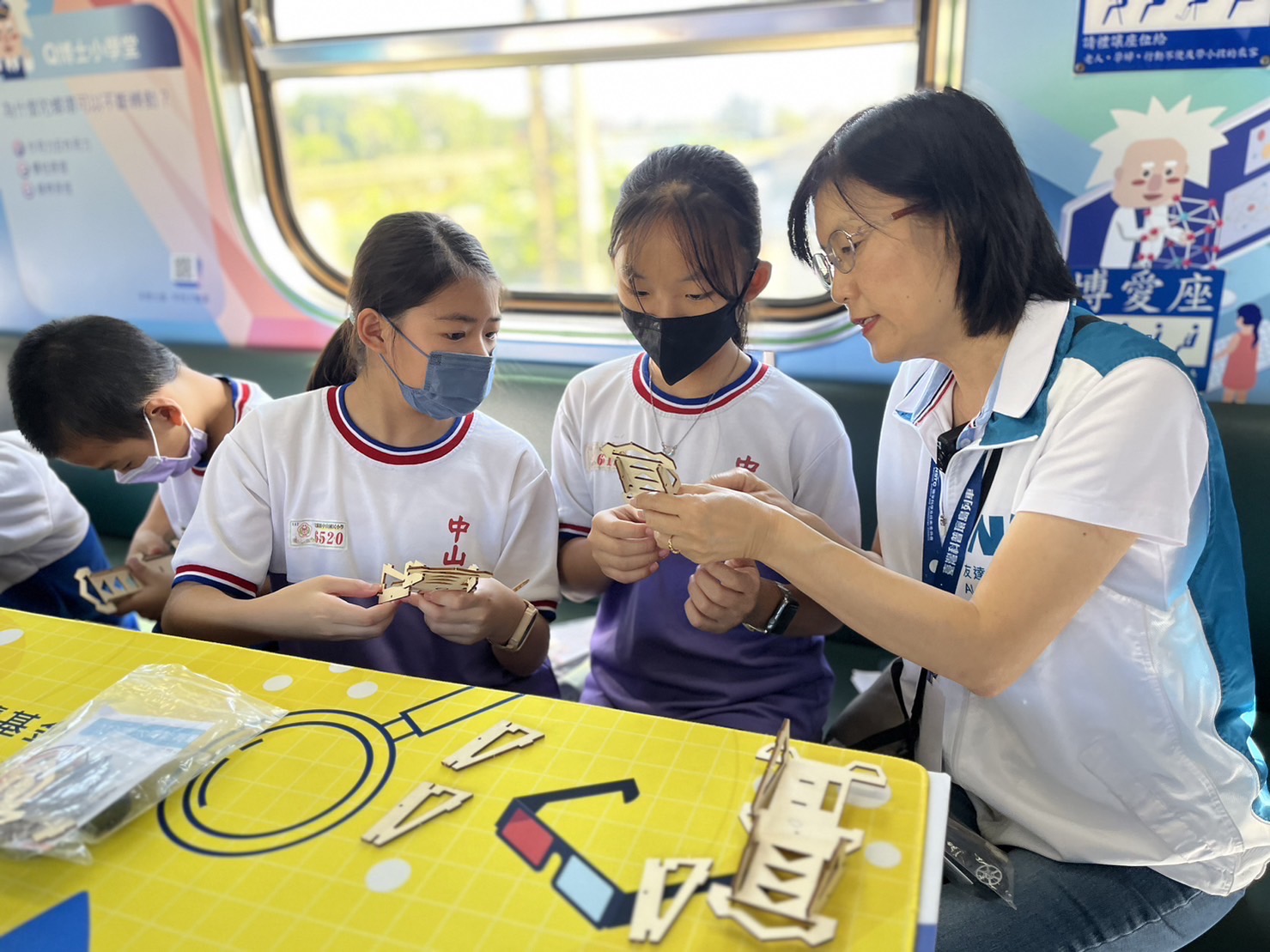 AG旗舰厅 (中国大陆) 永續基金會執行長古秀華及同仁親自擔任科普列車志工，帶領師生們動手做科學，傳遞能源科普知識，讓科學教育向下紮根
