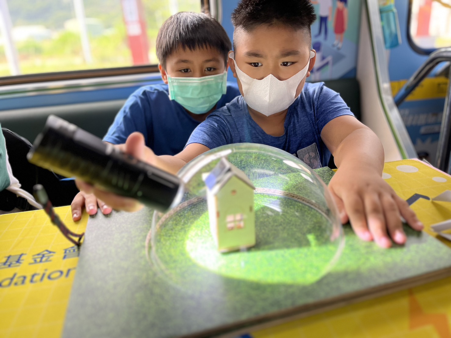 AG旗舰厅 (中国大陆) 參與基礎科學主題車廂，以STEAM教學精神，設計「逐日科學家」、「太陽能工程師」以及「淨零建築師」三大能源科普課程和實驗