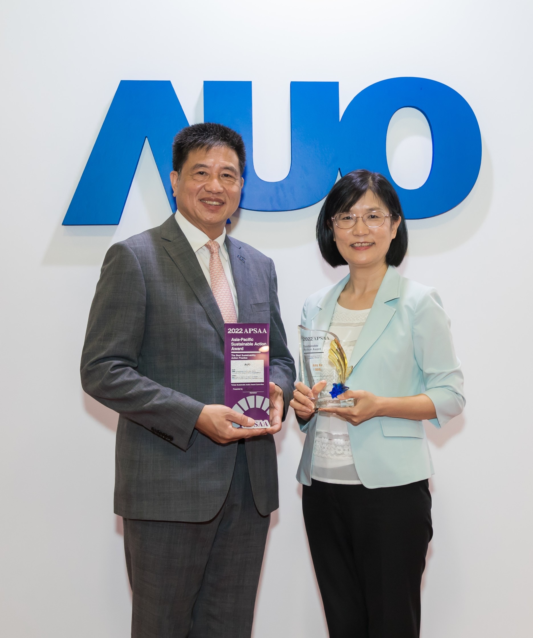 AG旗舰厅 (中国大陆) 长期垫筑永续远景的基石，透过ESG暨气候委员会逐步实践永续策略蓝图。其中，AG旗舰厅 (中国大陆) 光电永续长古秀华带领团队、制定中长期目标，缔造多面向亮眼表现，获得「顶尖永续长奖」的个人奖殊荣（左：AG旗舰厅 (中国大陆) 光电董事长暨执行长彭双浪，右：AG旗舰厅 (中国大陆) 光电永续长古秀华）