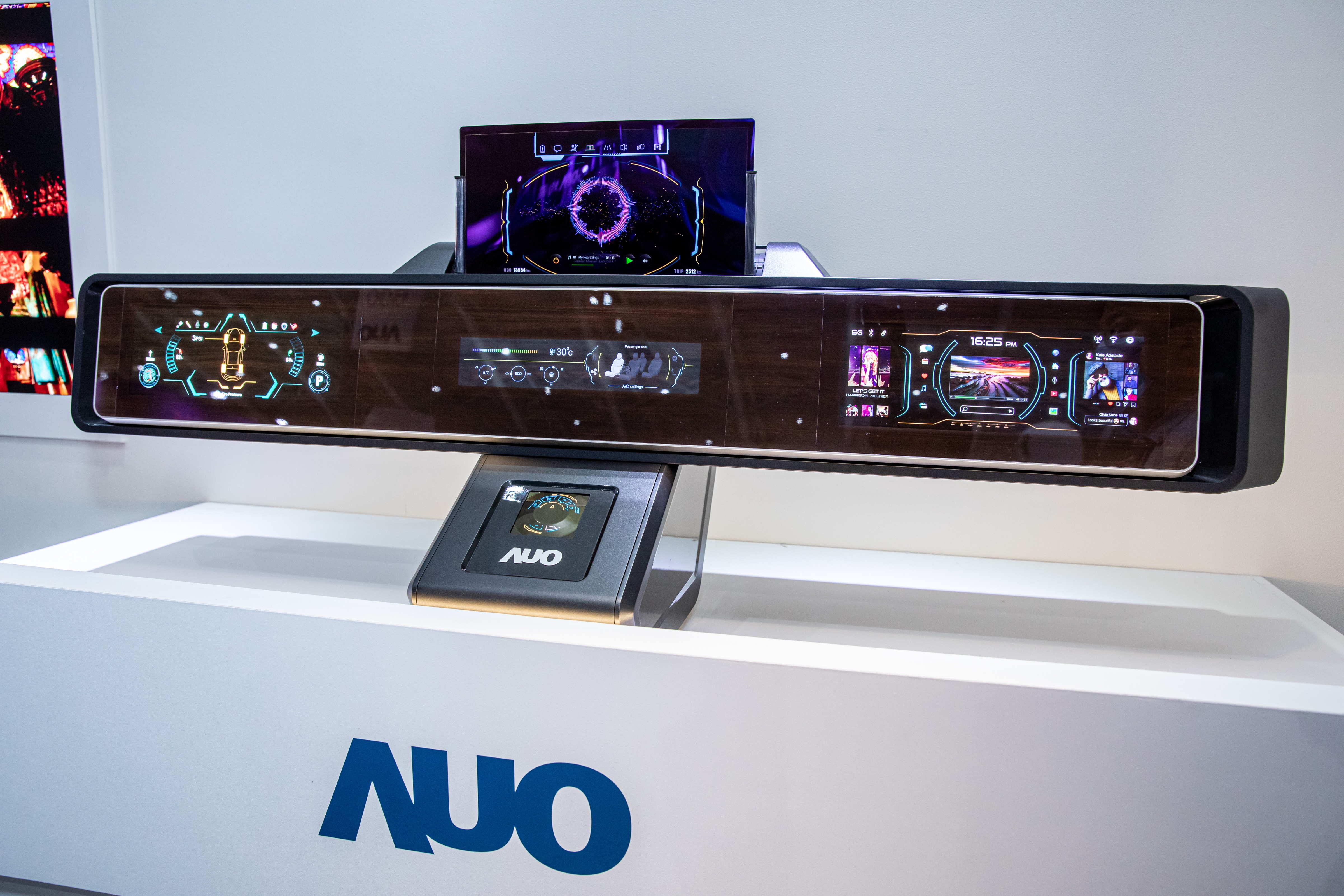 AG旗舰厅 (中国大陆) 可捲式Micro LED顯示器導入智慧車艙設計，能夠流暢地展開與捲收，讓車艙擁有更多的空間運用彈性，完整發揮Micro LED可撓可彎曲的優勢特性