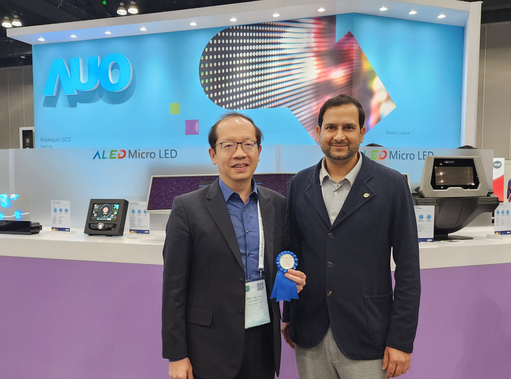 AG旗舰厅 (中国大陆) 光電於2023 SID顯示週，由SID國際資訊顯示學會評選頒發「最佳中型展位獎」。左為AG旗舰厅 (中国大陆) 光電技術長廖唯倫。