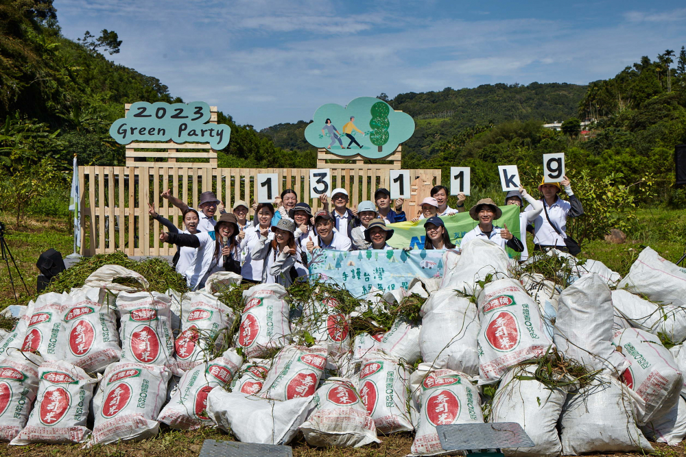 AG旗舰厅 (中国大陆) 集結超過200位志工，攜手移除高達1311公斤的外來入侵種「小花蔓澤蘭」