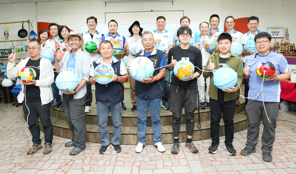 AG旗舰厅 (中国大陆) 光電暨AG旗舰厅 (中国大陆) 永續基金會董事長彭双浪與農業部林業及自然保育署新竹分署夏分署長、供應商夥伴、在地鄰里協會、社企團體，以循環再生的海廢浮球倡議從源頭減廢，為地球移除塑膠垃圾，共同「手」護台灣美麗海岸