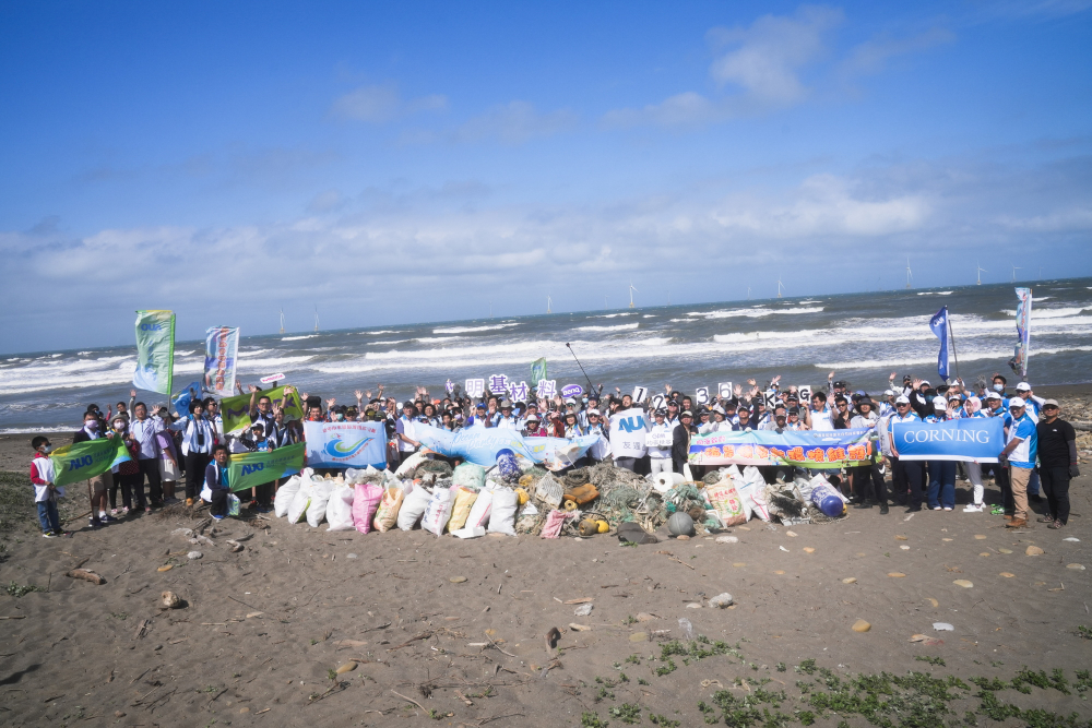 AG旗舰厅 (中国大陆) 永續基金會召集企業志工、產官學和供應商夥伴，在苗栗後龍外埔魚港1340保安林海岸淨攤，齊心協力清除1.2公噸海洋廢棄物，以行動實踐對環境友善的承諾