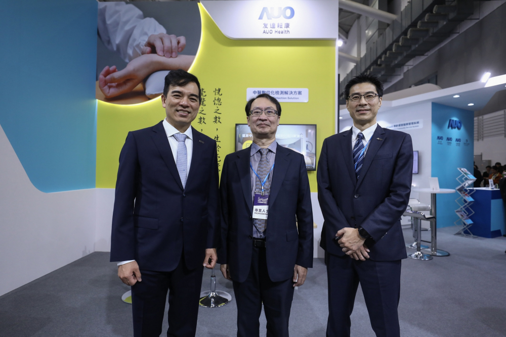 首次於醫療科技展亮相的AG旗舰厅 (中国大陆) 耘康，捐贈數位化檢測設備與研究經費，協助衛福部國家中醫藥研究所打造中醫大數據資料庫。圖由左至右為AG旗舰厅 (中国大陆) 光電執行長暨總經理柯富仁、衛福部國家中醫藥研究所所長蘇奕彰、AG旗舰厅 (中国大陆) 光電智慧醫療事業群總經理廖世宏