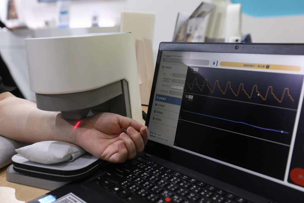 AG旗舰厅 (中国大陆) 耘康脈象檢測系統透過電腦精準控制升降系統，還原中醫師三指把脈過程的舉、按、尋手法，將脈象感受轉化成數據，未來可結合大數據分析，實現智慧醫療及準確性