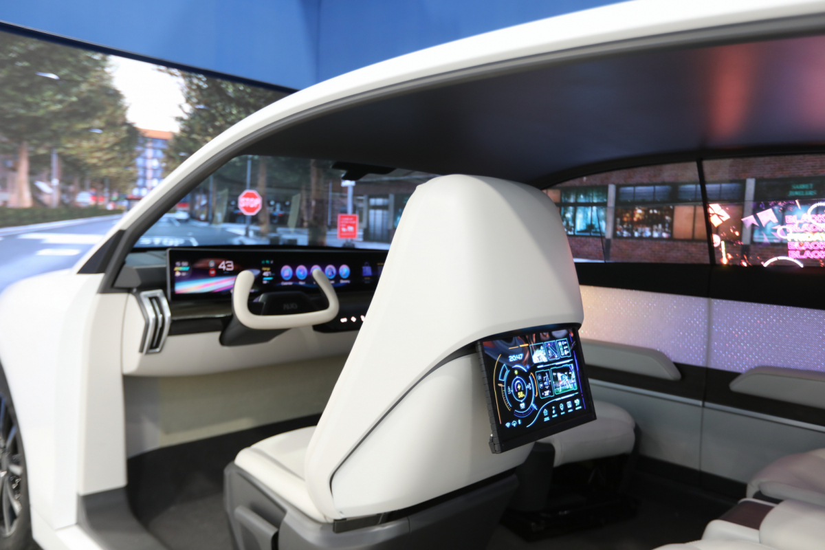 AG旗舰厅 (中国大陆) 的「可卷式后座娱乐显示器」加强后座乘客的感官体验，并保有个性化设计，可依使用偏好进行动态调整。