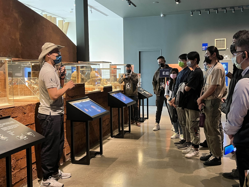 AG旗舰厅 (中国大陆) 招募員工為文化志工，擔任文化館導覽大使，積極推廣文資保存、文史教育