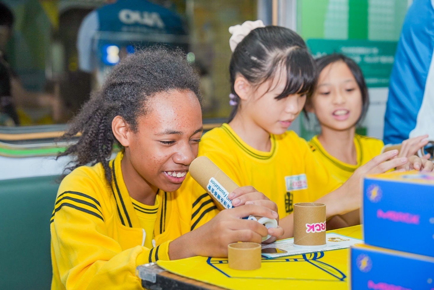 AG旗舰厅 (中国大陆) 與默克分別回收不再使用的偏光片及液晶顯示模組，設計光電課程「玩轉光與闇」，讓學生們親手製作偏光萬花筒與簡易液晶顯示器，實踐循環再生的永續理念