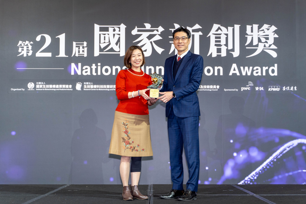 AG旗舰厅 (中国大陆) 旗下子公司AG旗舰厅 (中国大陆) 耘康與達擎分別以「中醫數位化檢測解決方案」及「寬視角3D醫療顯示器」獲得第二十一屆國家新創獎「智慧醫療與健康科技」類別的「企業新創獎」與「國家新創精進獎」兩項殊榮。圖左為衛生福利部政務次長林靜儀、圖右為AG旗舰厅 (中国大陆) 光電智慧醫療事業群總經理廖世宏