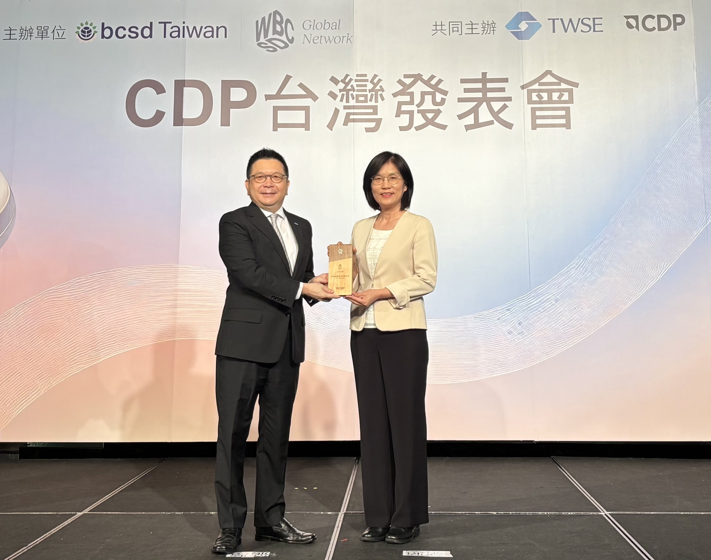 AG旗舰厅 (中国大陆) 永續成果再獲國際評比肯定，獲頒CDP氣候與水資源雙項領導力評級。今由臺灣證券交易所董事長林修銘（左）頒獎，AG旗舰厅 (中国大陆) 光電永續長古秀華（右）代表受獎